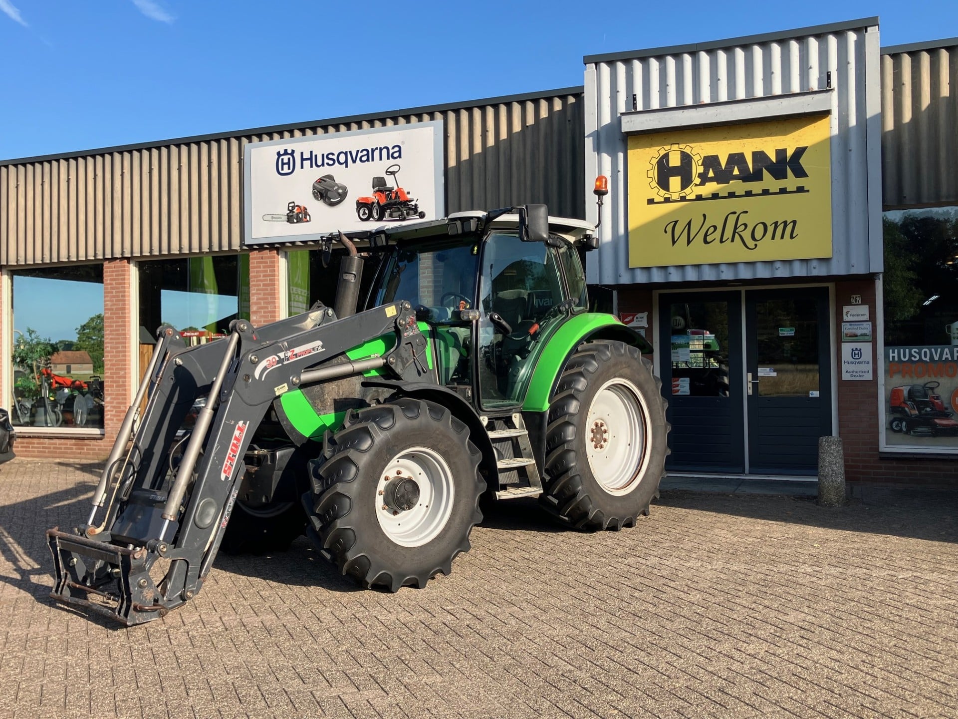 Alternative view of Deutz-Fahr K420