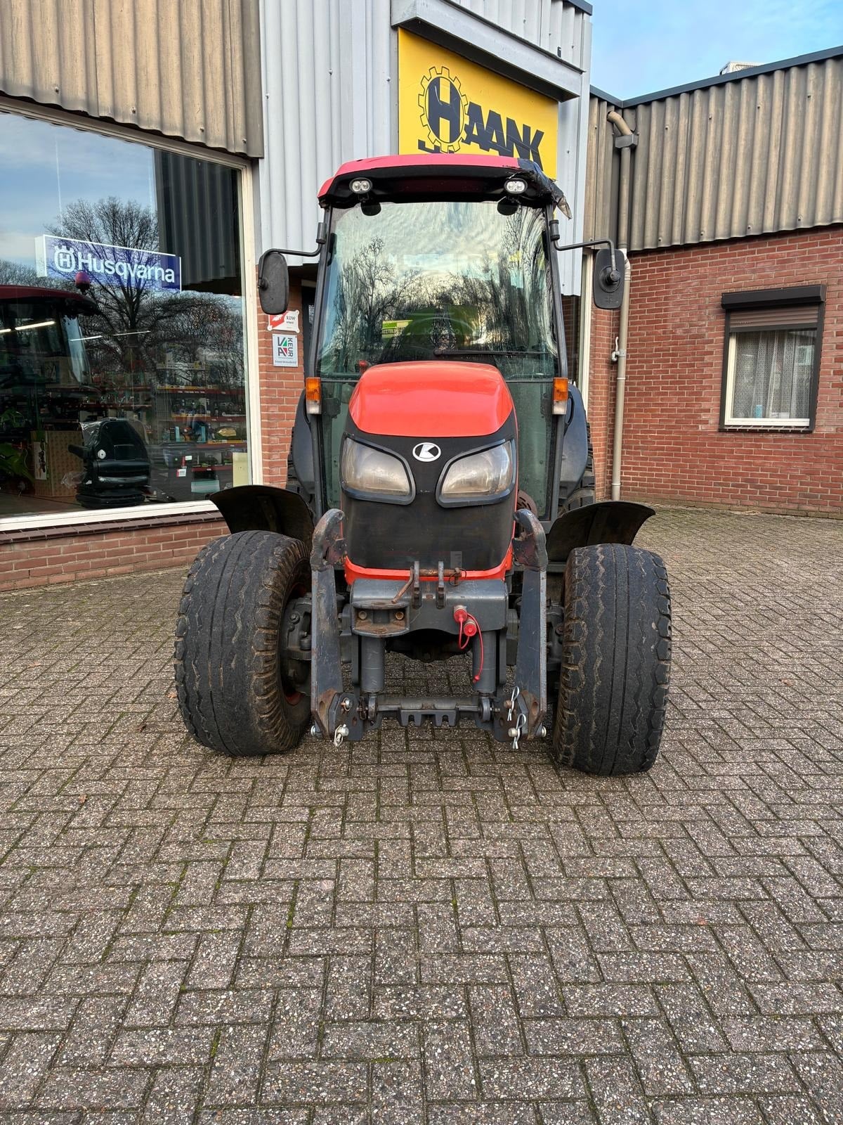 Alternative view of Kubota M8540 narrow