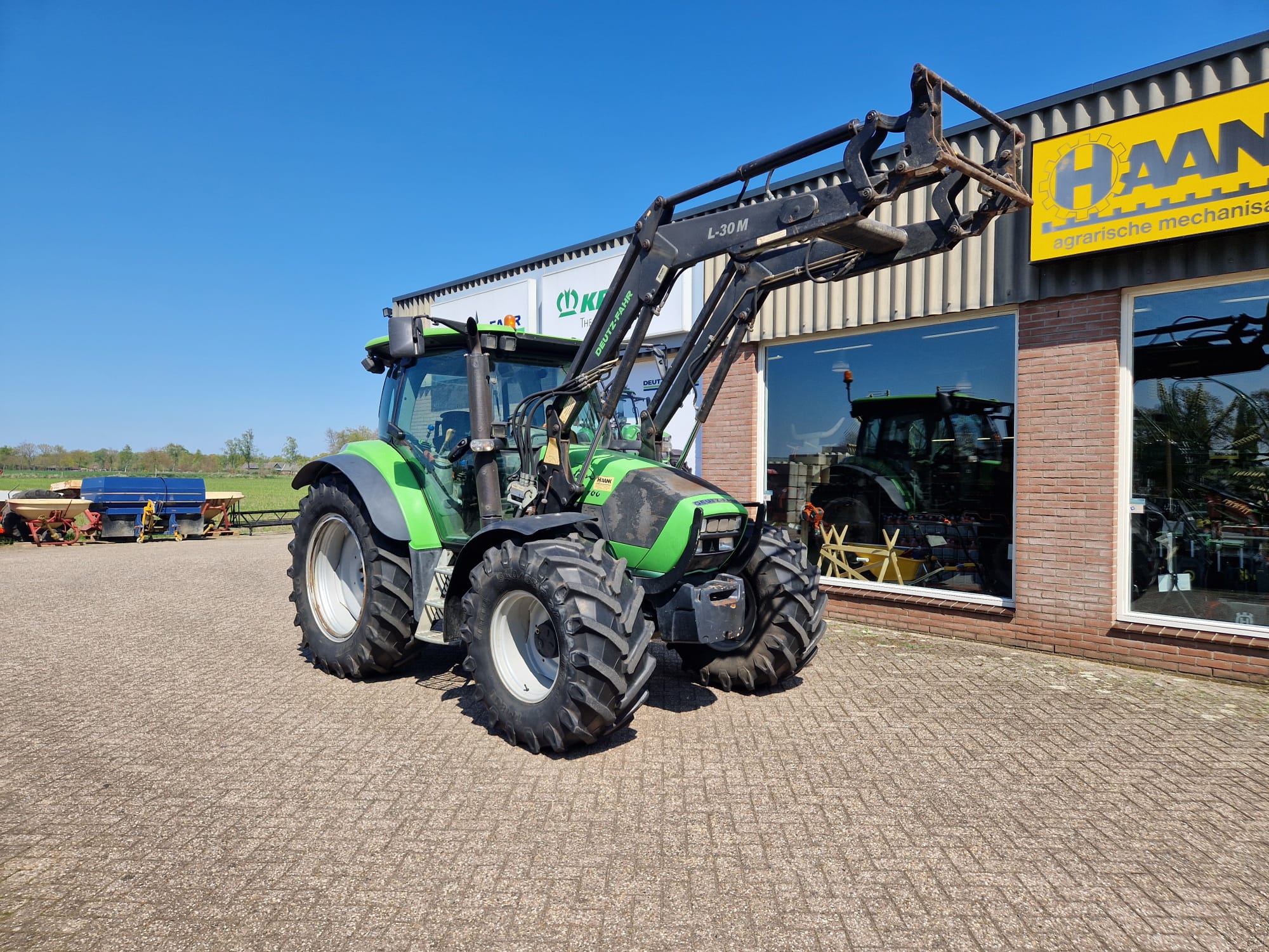 Alternative view of Deutz Fahr K100 met Frontlader